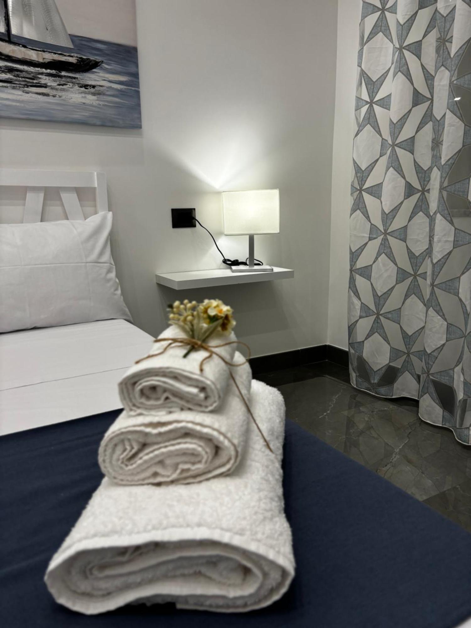 Louis Helen Apartment Napoli Esterno foto