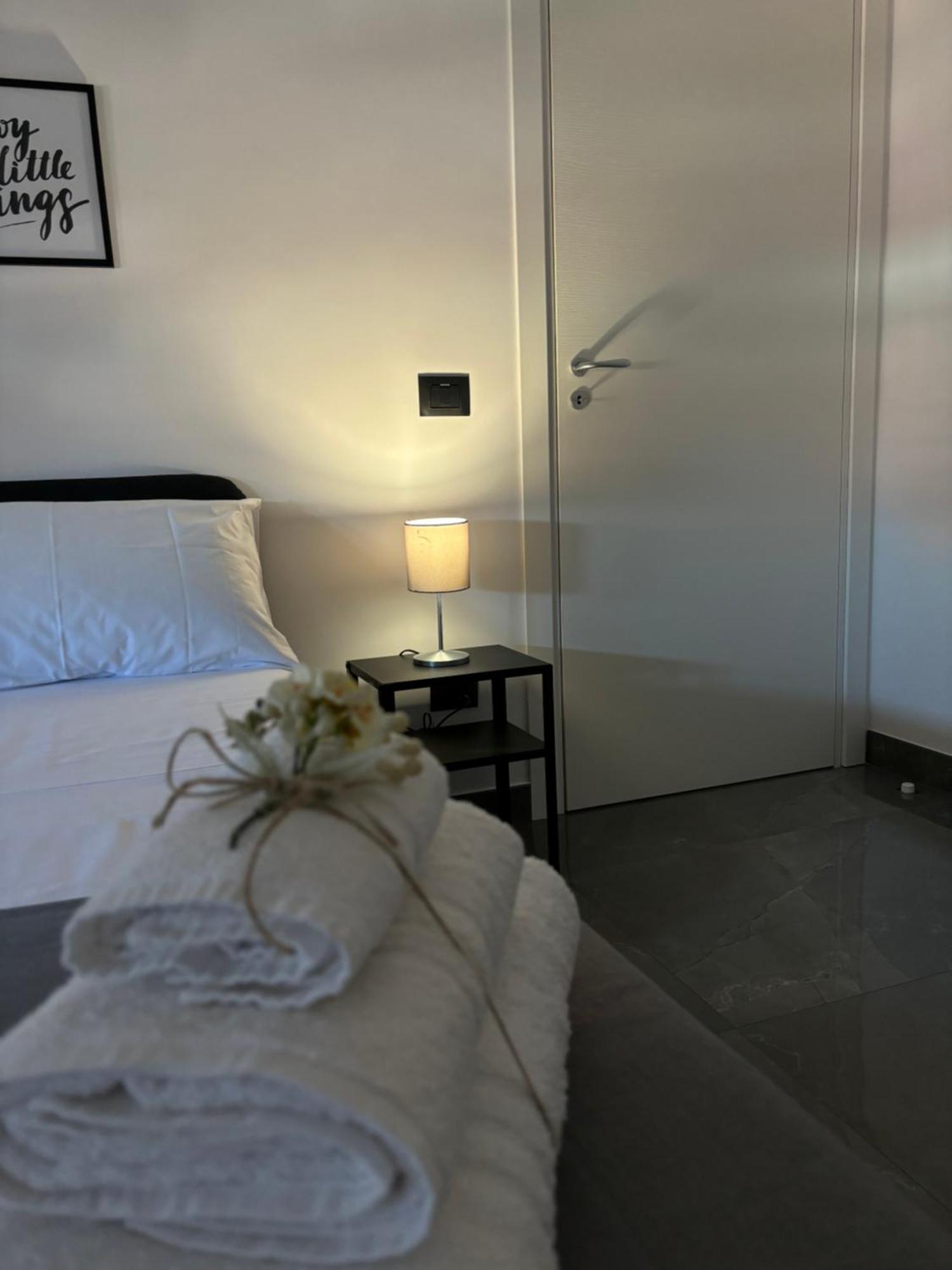 Louis Helen Apartment Napoli Esterno foto
