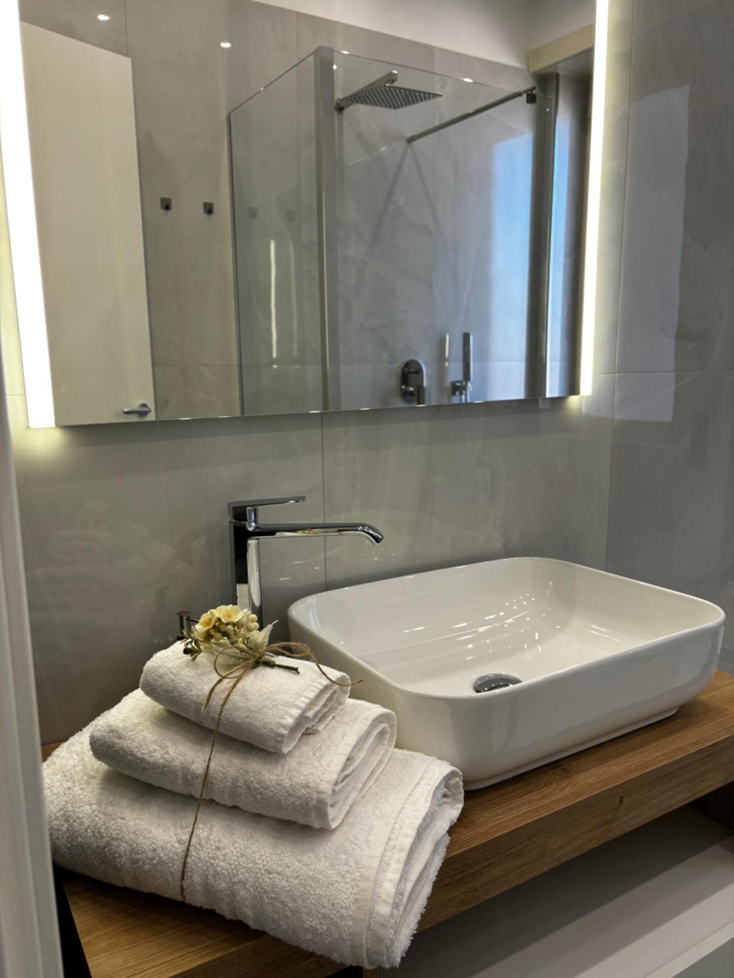 Louis Helen Apartment Napoli Esterno foto