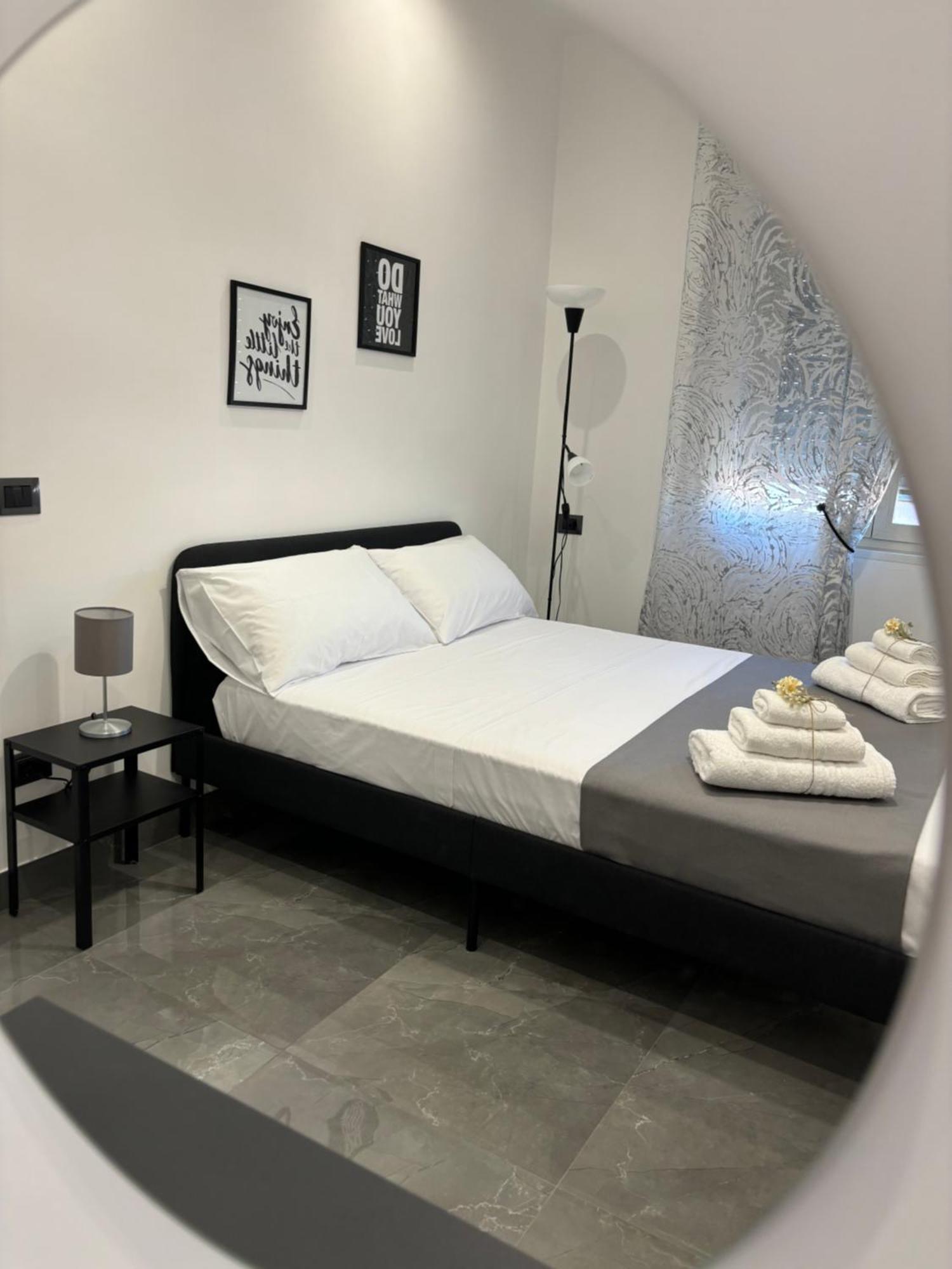 Louis Helen Apartment Napoli Esterno foto