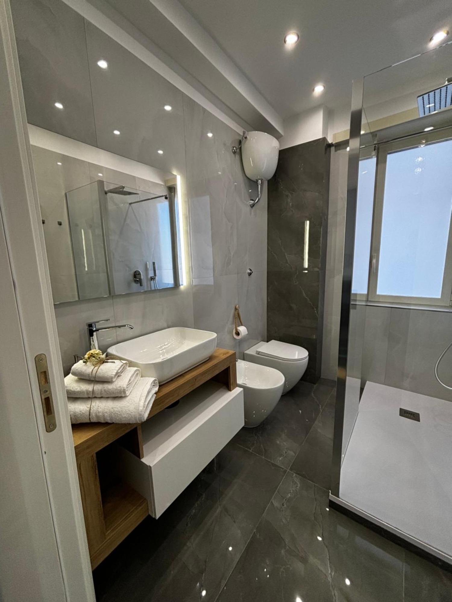 Louis Helen Apartment Napoli Esterno foto