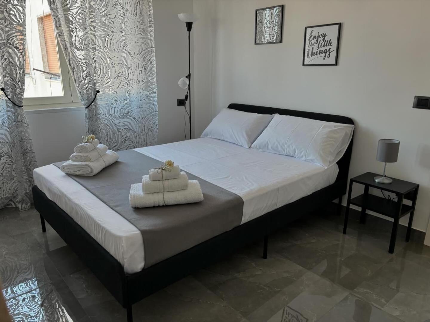 Louis Helen Apartment Napoli Esterno foto